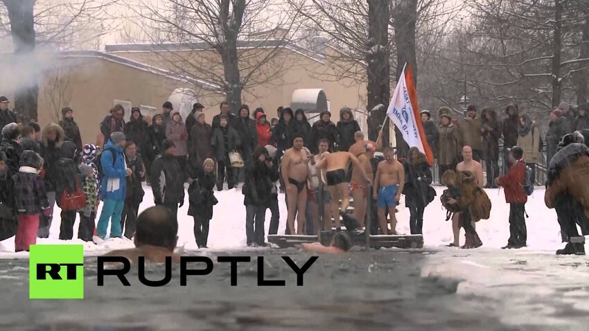 В Санкт-Петербурге моржи-блокадники устроили купания в Неве   