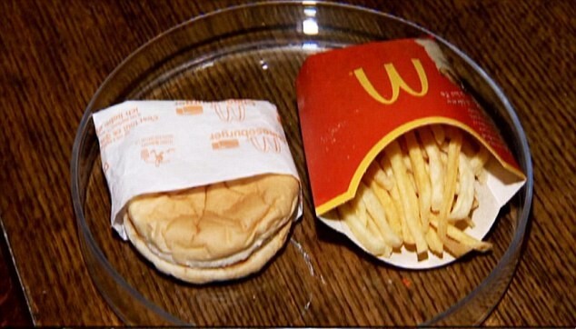 Шестилетний бургер и картофель фри из McDonald's