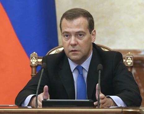 Медведев пригрозил ответить «без ограничений» на отключение России от 