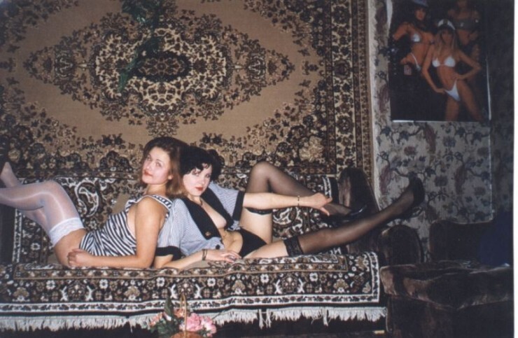 Тема ковров и девушки в русской любительской фотографии