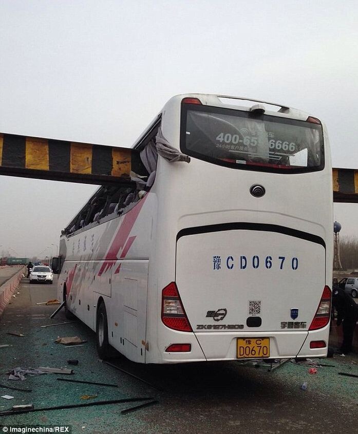 В Китае автобус врезался в ограничительный барьер  