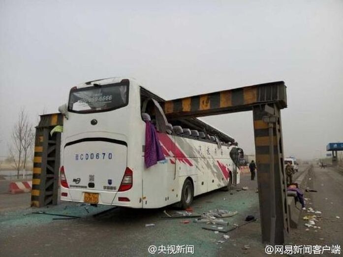 В Китае автобус врезался в ограничительный барьер  
