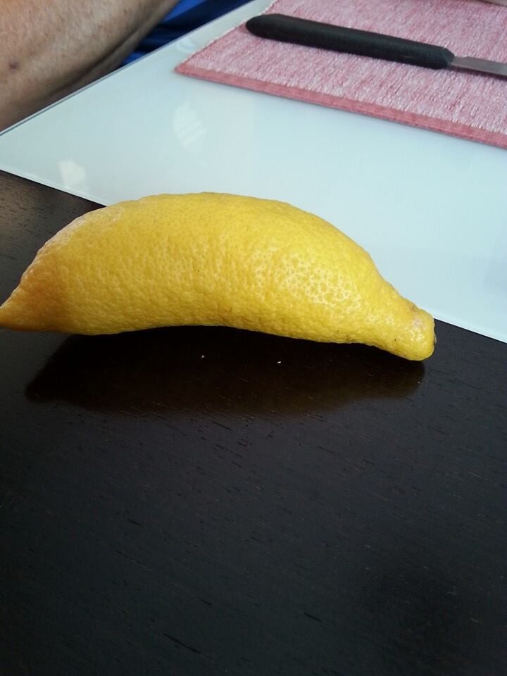 Лимон, похожий на банан