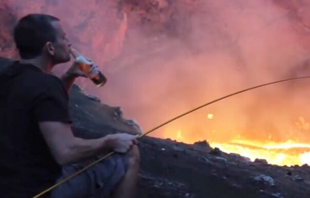 Альпинист пожарил зефирку над вулканом