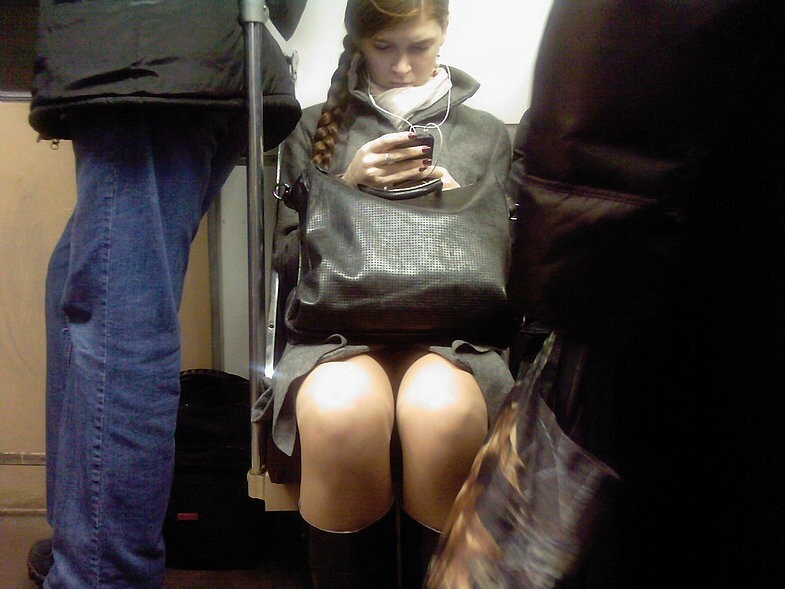Девушки в метро 