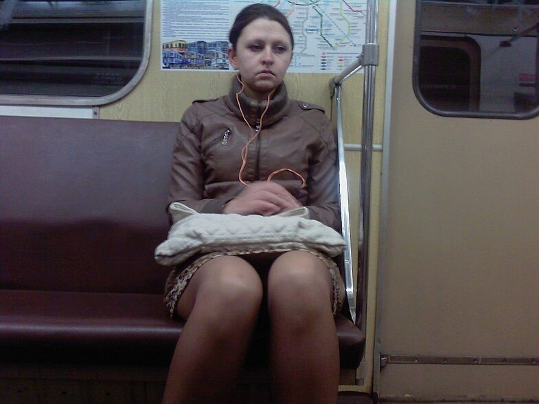 Девушки в метро 