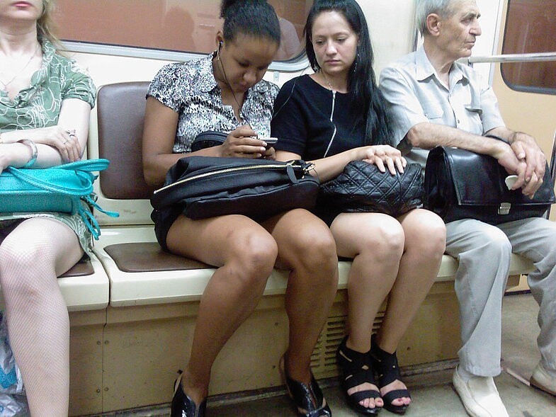 Девушки в метро 