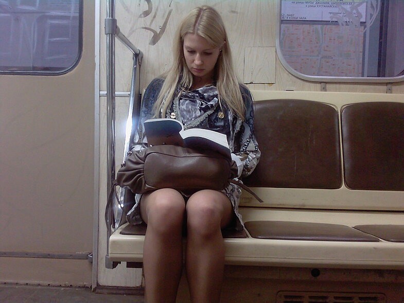 Девушки в метро 