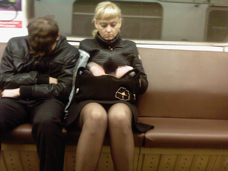 Девушки в метро 