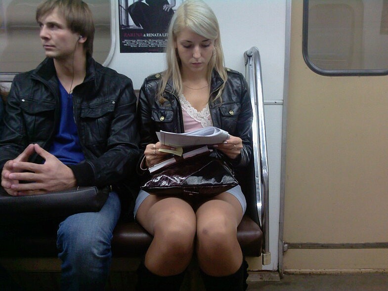 Девушки в метро 