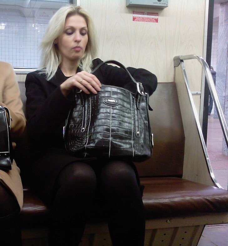 Девушки в метро 