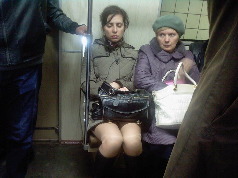 Девушки в метро 