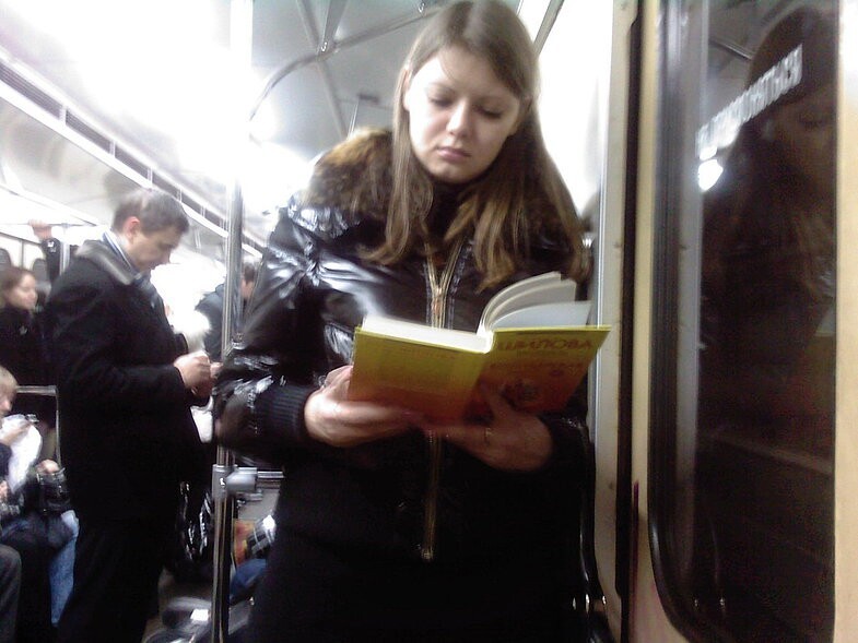 Девушки в метро 