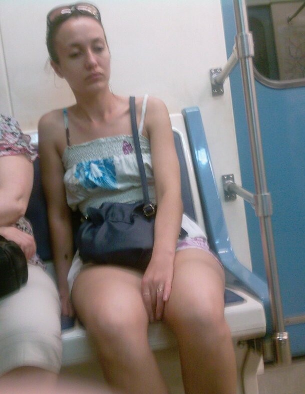 Девушки в метро 