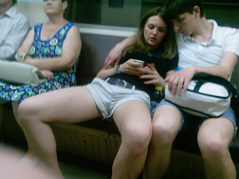 Девушки в метро 