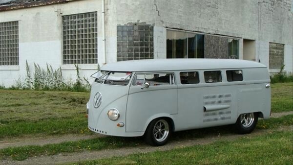 VW Bus с двигателем мощностью 600 лошадей