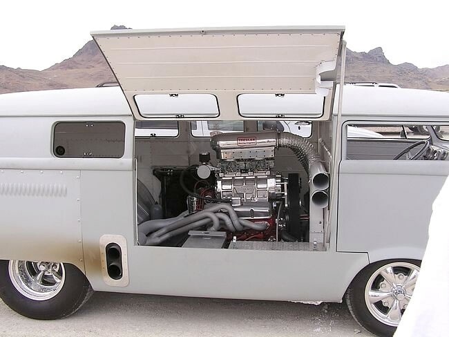 VW Bus с двигателем мощностью 600 лошадей