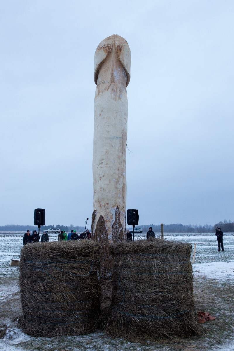 Деревянный фаллический символ выдали за памятник в Эстонии 