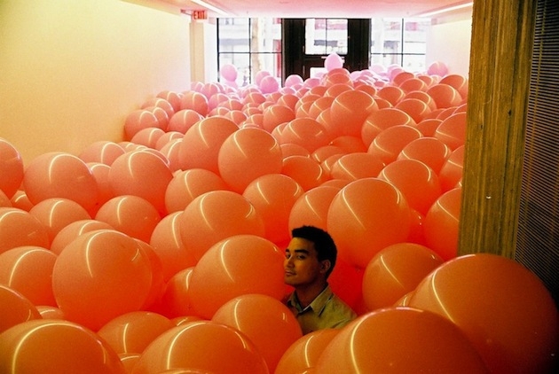 Комната - лабиринт, с воздушными шарами