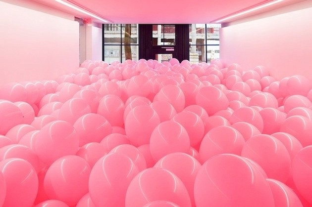 Комната - лабиринт, с воздушными шарами