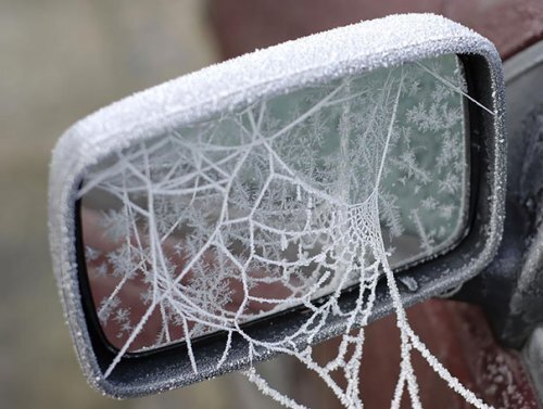 Суровая зима и замерзшие машины