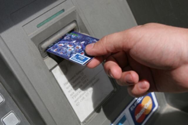Инструкция "как снять деньги из банкомата не выходя из машины"