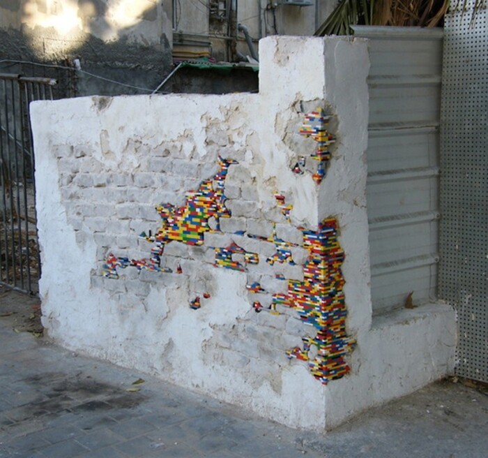 Lego, как материал для заделки дыр и трещин в стене