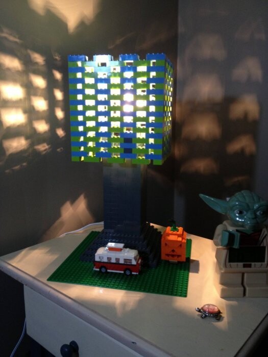 Настольная лампа из Лего