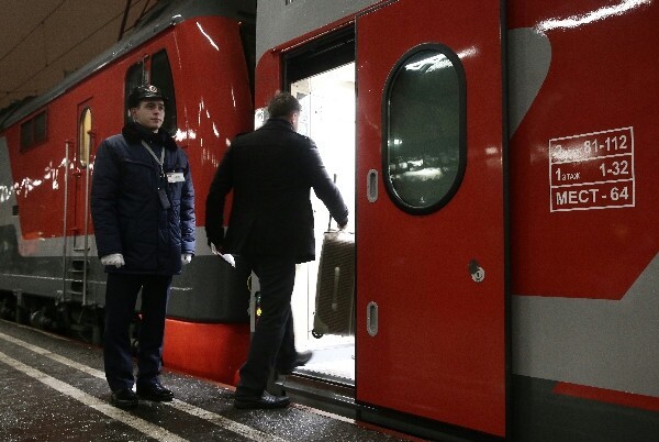 Первый двухэтажный поезд прибыл из Санкт-Петербурга в Москву
