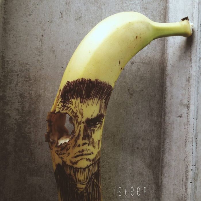 Художник преобразует бананы в произведения искусства