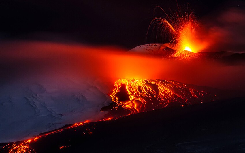На острове Сицилия произошло новое извержение вулкана Этна.
