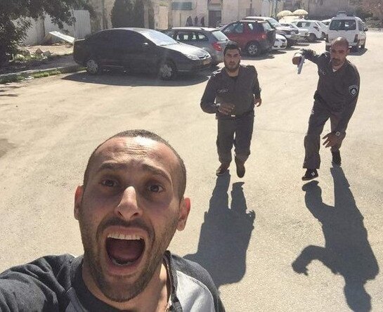 Палестинец сделал клевое селфи когда убегал от израильских полицейских