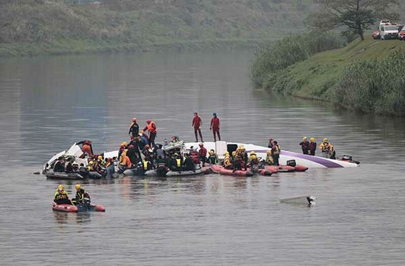 В Тайване в реку упал пассажирский самолет
