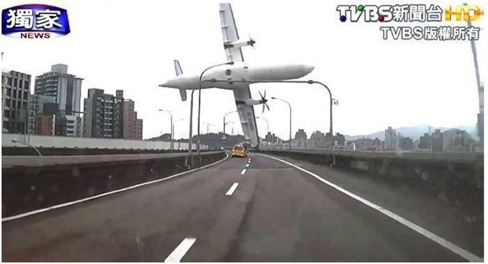 В Тайване в реку упал пассажирский самолет