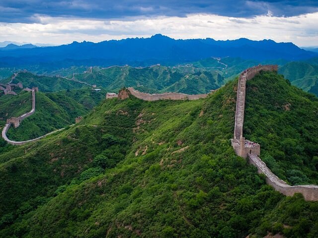 В период правления какой династии началось строительство Великой Китайской стены?