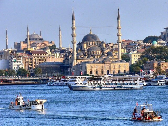 Город Стамбул раньше звался Константинополем. Какое имя он носил еще раньше?