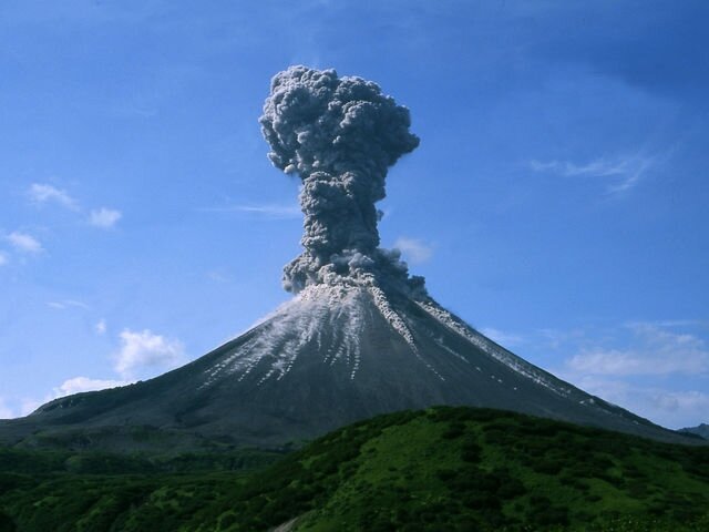 В какой из этих стран больше всего активных вулканов?