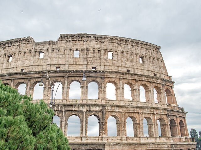 В период правления какого императора началось строительство Колизея?