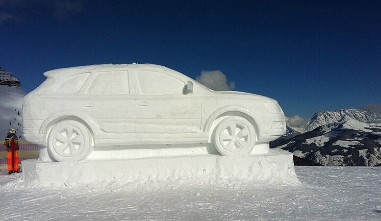 Audi Q7 из снега на вершине горы