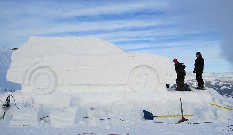 Audi Q7 из снега на вершине горы