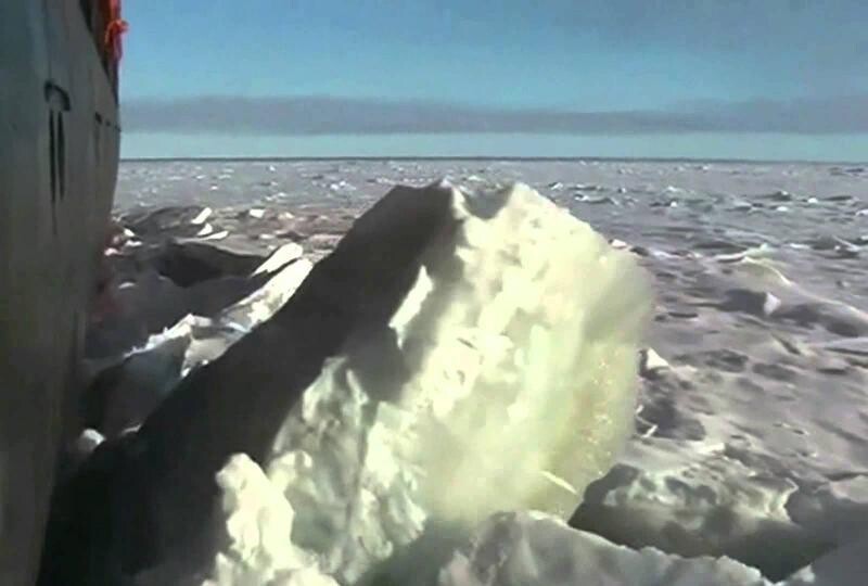 Ледокол «50 лет Победы» бороздит Арктику 