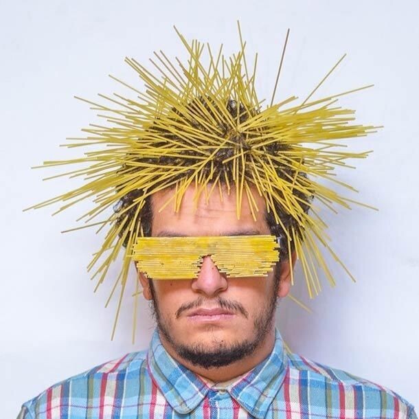 Безумный фотограф фарширует свои волосы окружающими его предметами