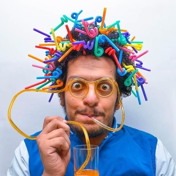 Безумный фотограф фарширует свои волосы окружающими его предметами
