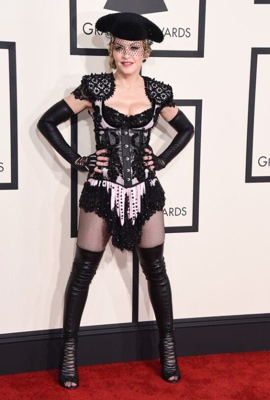 Мадонна в костюме «матадора» шокировала зрителей  премии «Грэмми» 