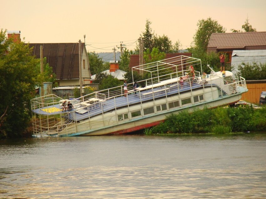 Заброшенное судно