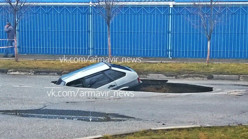 В Армавире машина провалилась под асфальт