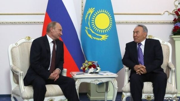 Назарбаев поручил заменить доллары на тенге