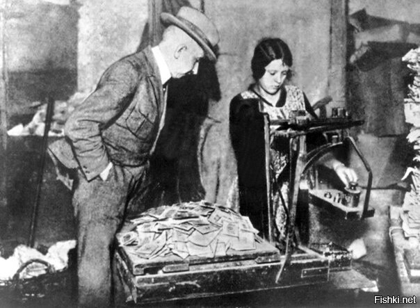 Инфляция 1923 года в Германии привела к тому, что за один американский доллар...