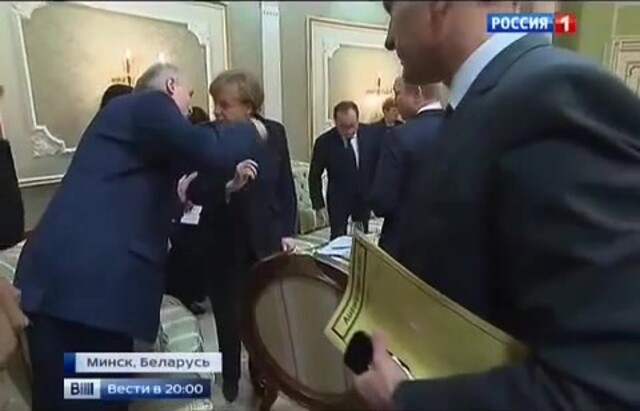 Лукашенко не давал Путину пододвинуть стул ))) 