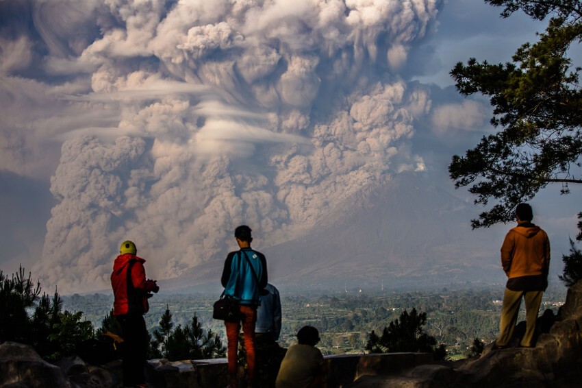 Извержение вулкана Синабунг, Индонезия